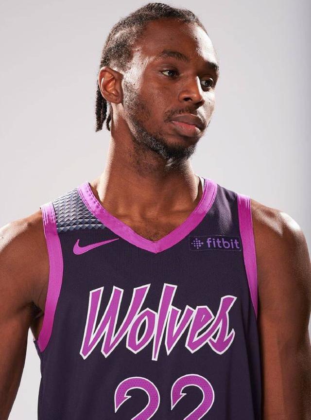 篮球勇士球星赛前训练高强度